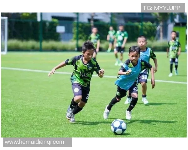 两小哥精彩模仿足球明星技艺引发热议展现青春活力与梦想追逐